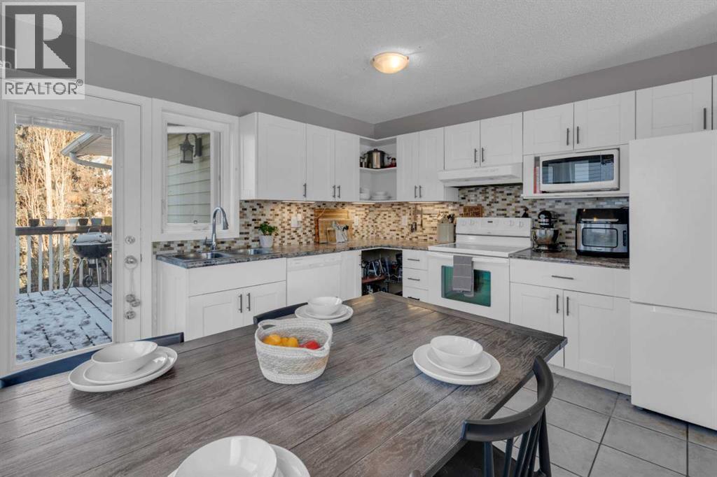 COUNTRY KITCHEN - 40 Hunters Gate, Okotoks, AB - Indoor Photo Showing Kitchen