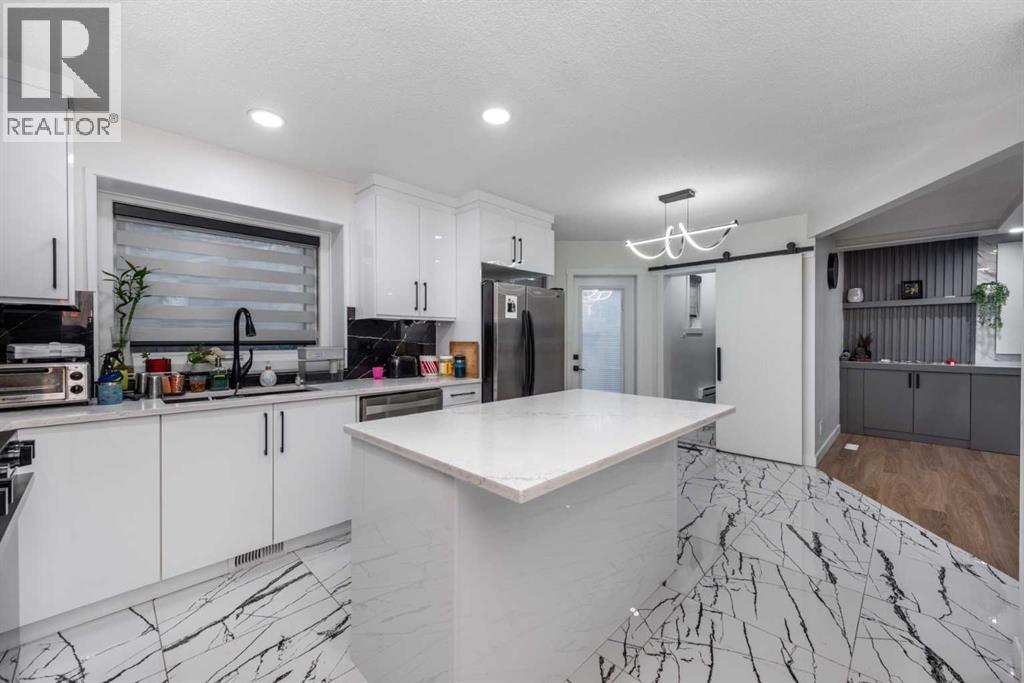 133 Woodbrook Road Sw, Calgary, AB - Indoor Photo Showing Kitchen