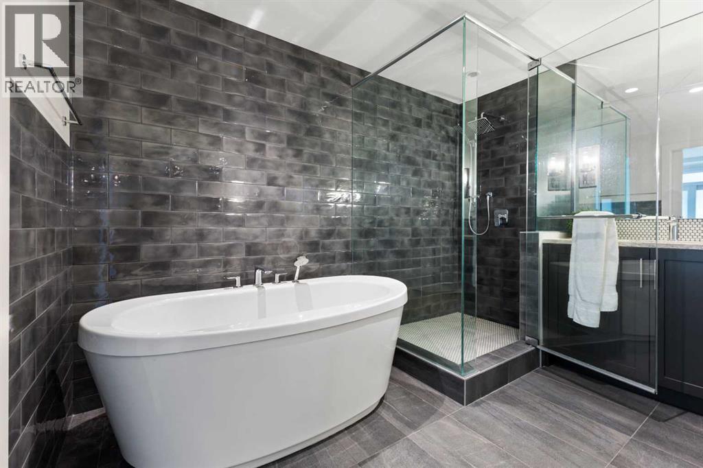 Primary En-Suite - 102, 101A Stewart Creek Rise, Canmore, AB - Indoor Photo Showing Bathroom