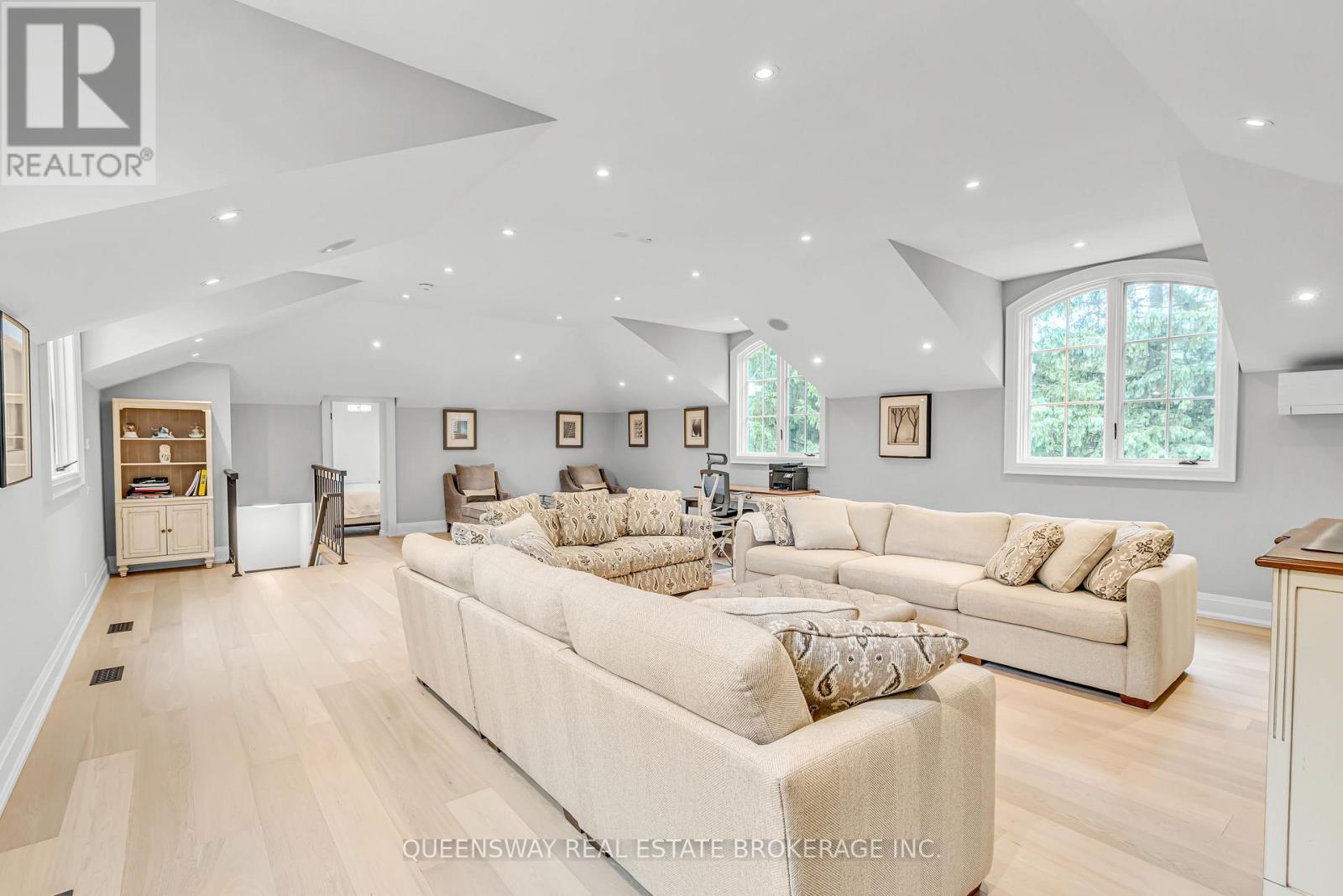 2600 17Th Sideroad, King, ON - Indoor Photo Showing Living Room