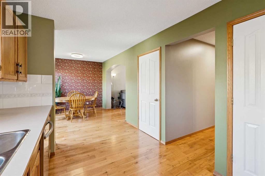 56 West Terrace Road, Cochrane, AB - Indoor