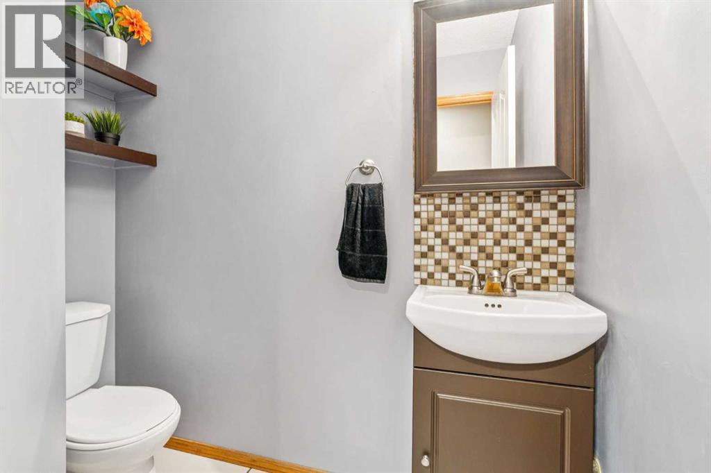 56 West Terrace Road, Cochrane, AB - Indoor Photo Showing Bathroom