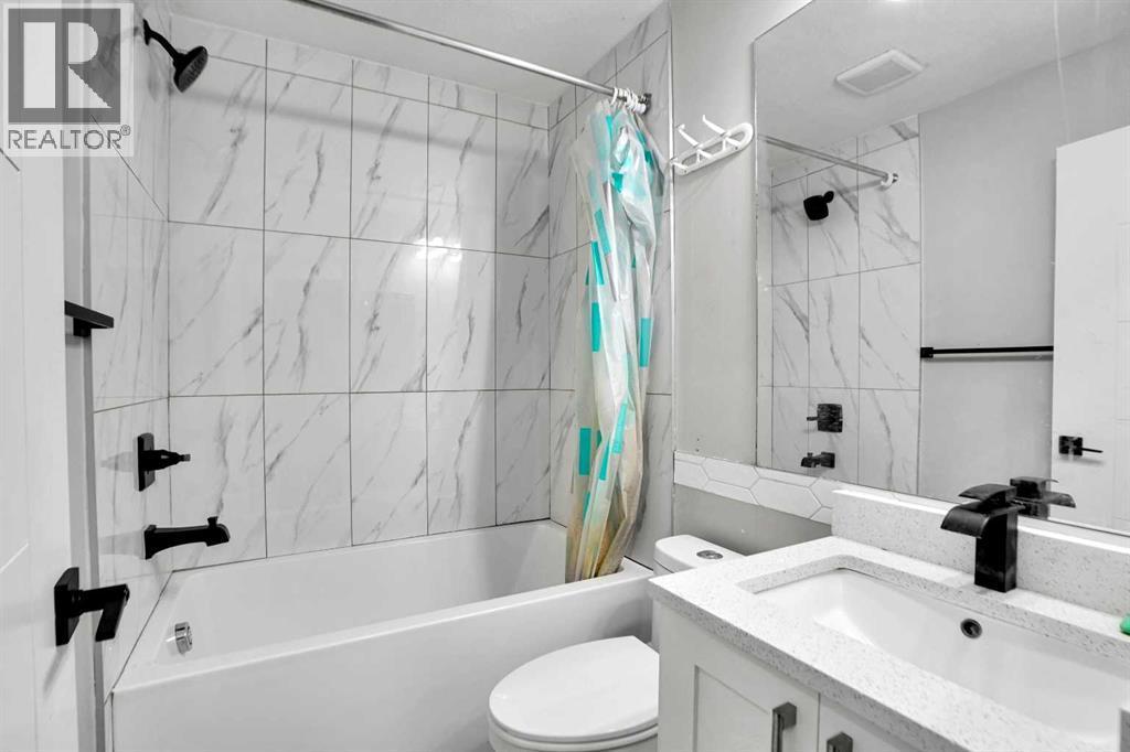 6081 Martingrove Road Ne, Calgary, AB - Indoor Photo Showing Bathroom
