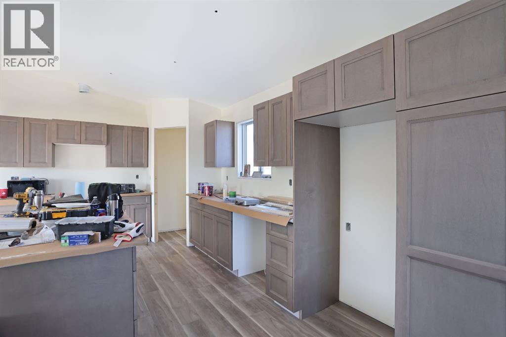 98 Meadowplace Drive, Brooks, AB - Indoor Photo Showing Kitchen