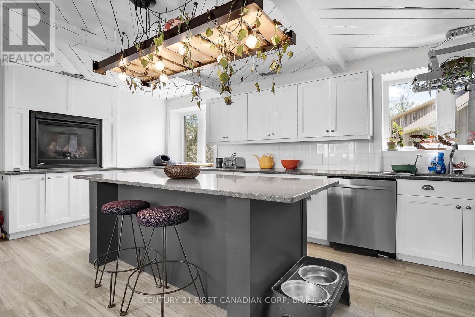 23992 Denfield Road, Middlesex Centre (Denfield), ON - Indoor Photo Showing Kitchen With Upgraded Kitchen