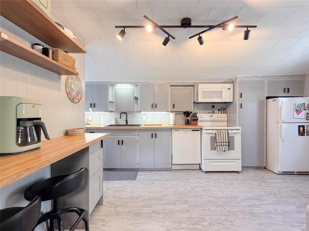 310 Commercial Street, Wawanesa, MB - Indoor Photo Showing Kitchen