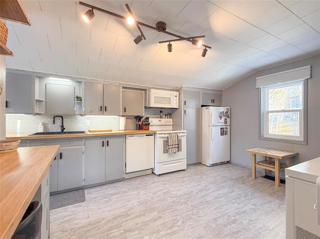 310 Commercial Street, Wawanesa, MB - Indoor Photo Showing Kitchen