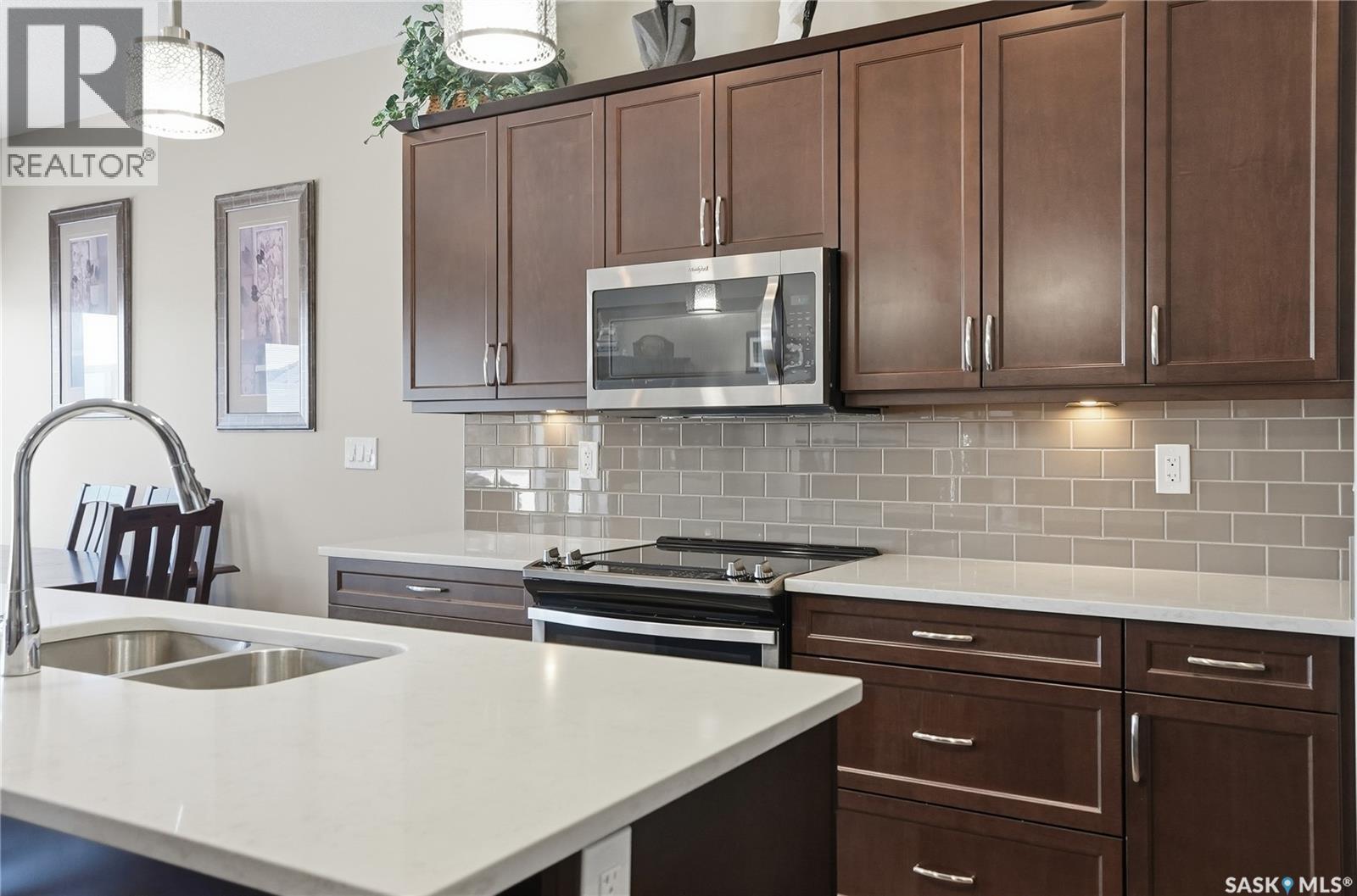 2 433 Palmer Crescent, Warman, SK - Indoor Photo Showing Kitchen With Double Sink With Upgraded Kitchen