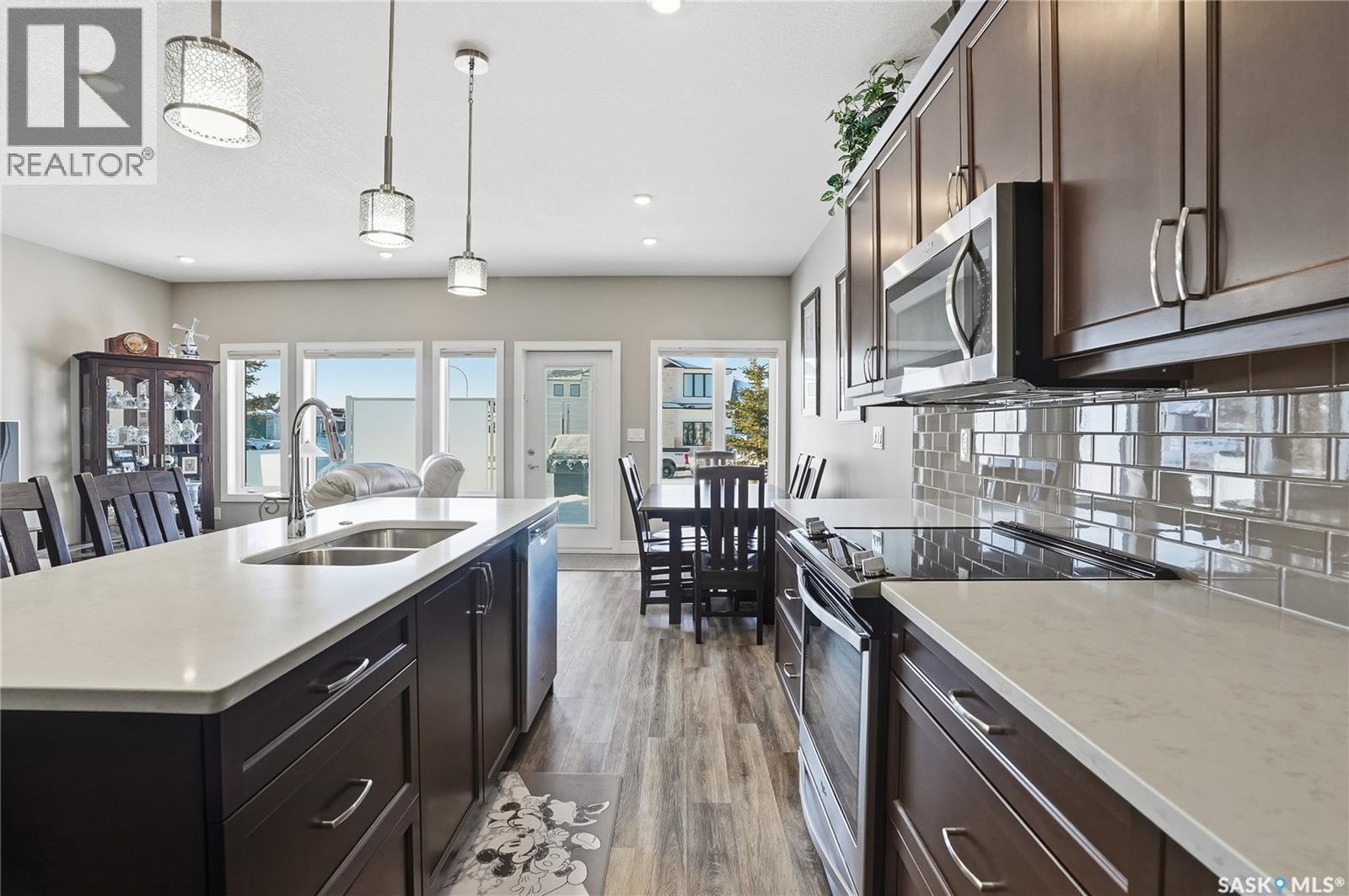 2 433 Palmer Crescent, Warman, SK - Indoor Photo Showing Kitchen With Double Sink With Upgraded Kitchen