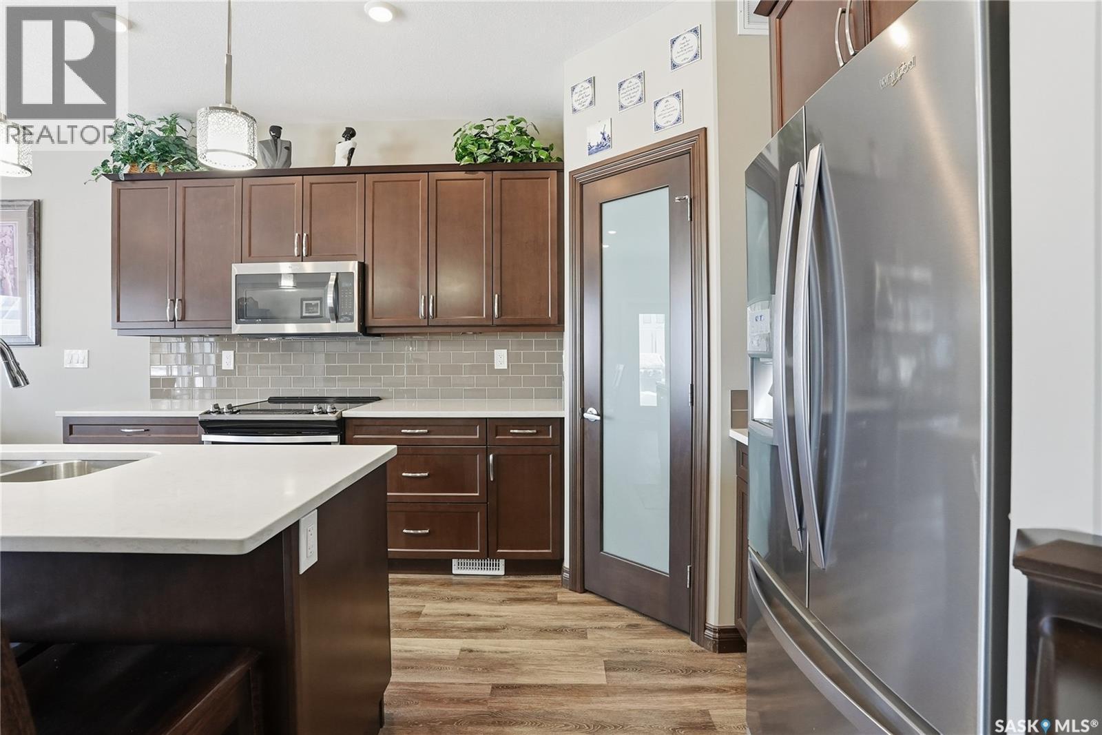 2 433 Palmer Crescent, Warman, SK - Indoor Photo Showing Kitchen With Upgraded Kitchen