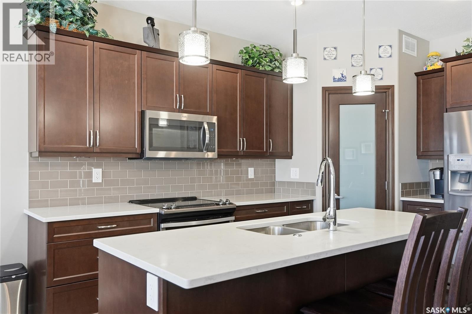 2 433 Palmer Crescent, Warman, SK - Indoor Photo Showing Kitchen With Double Sink With Upgraded Kitchen