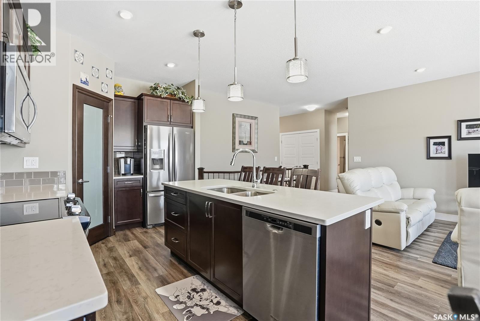 2 433 Palmer Crescent, Warman, SK - Indoor Photo Showing Kitchen With Double Sink With Upgraded Kitchen