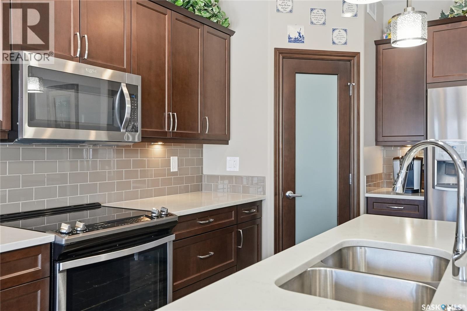 2 433 Palmer Crescent, Warman, SK - Indoor Photo Showing Kitchen With Double Sink With Upgraded Kitchen