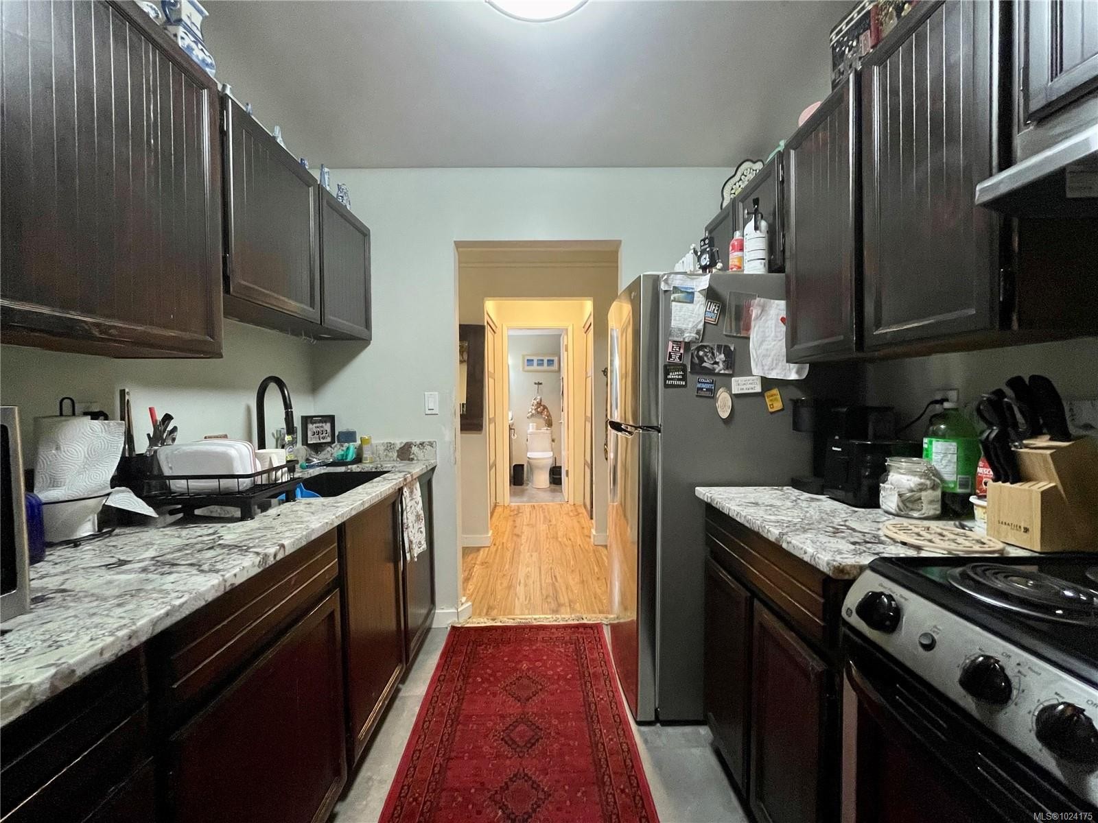 205-377 Dogwood St, Campbell River, BC - Indoor Photo Showing Kitchen