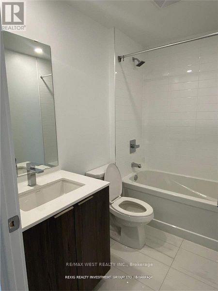 404 - 70 Annie Craig Drive, Toronto, ON - Indoor Photo Showing Bathroom