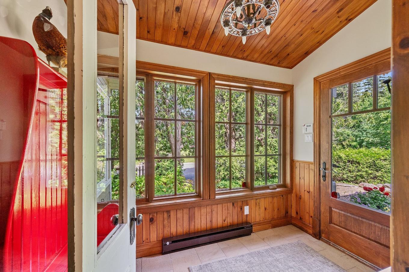 Hall d'entrée/Vestibule - 169 Ch. Du Tour-Du-Lac, Sainte-Agathe-Des-Monts, QC - Indoor Photo Showing Other Room