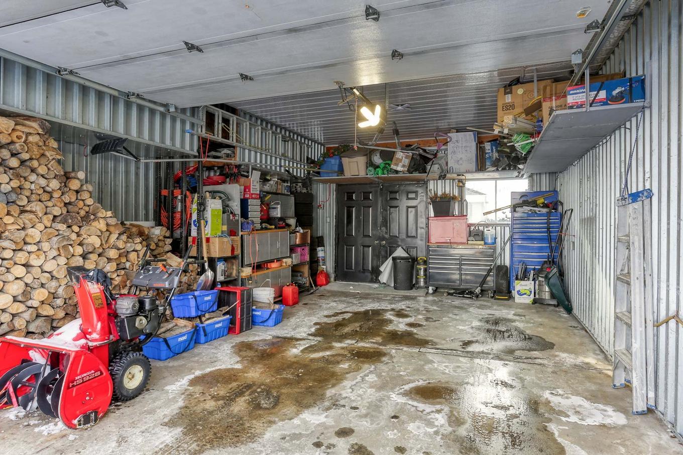 Garage - 820 211E Rue, Shawinigan, QC - Indoor Photo Showing Garage