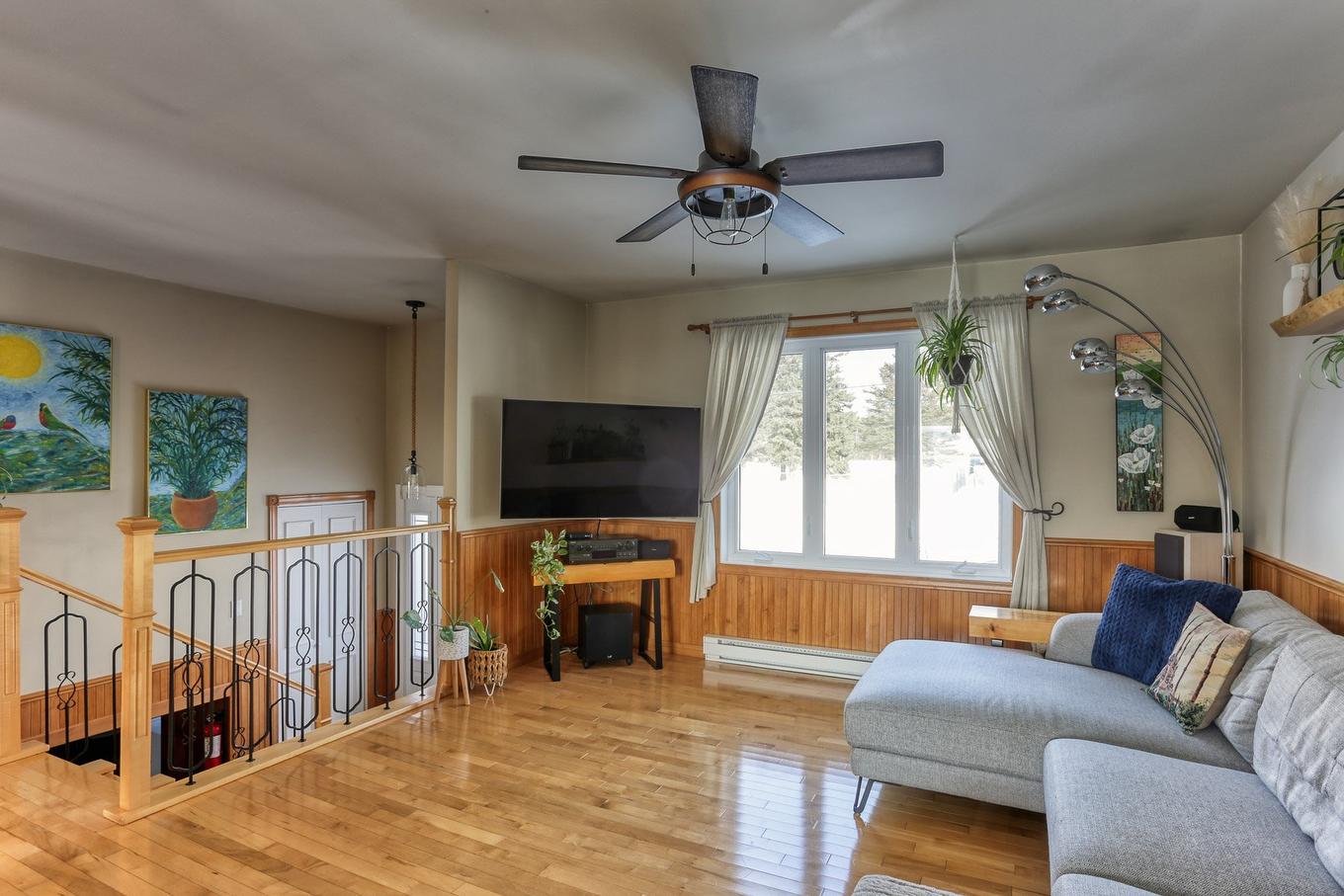 Salon - 820 211E Rue, Shawinigan, QC - Indoor Photo Showing Living Room