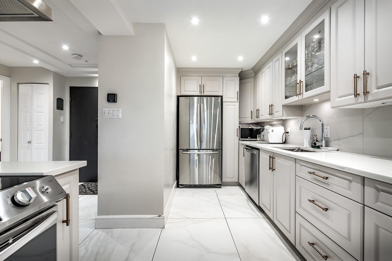 Cuisine - 905-5790 Av. Rembrandt, Côte-Saint-Luc, QC - Indoor Photo Showing Kitchen