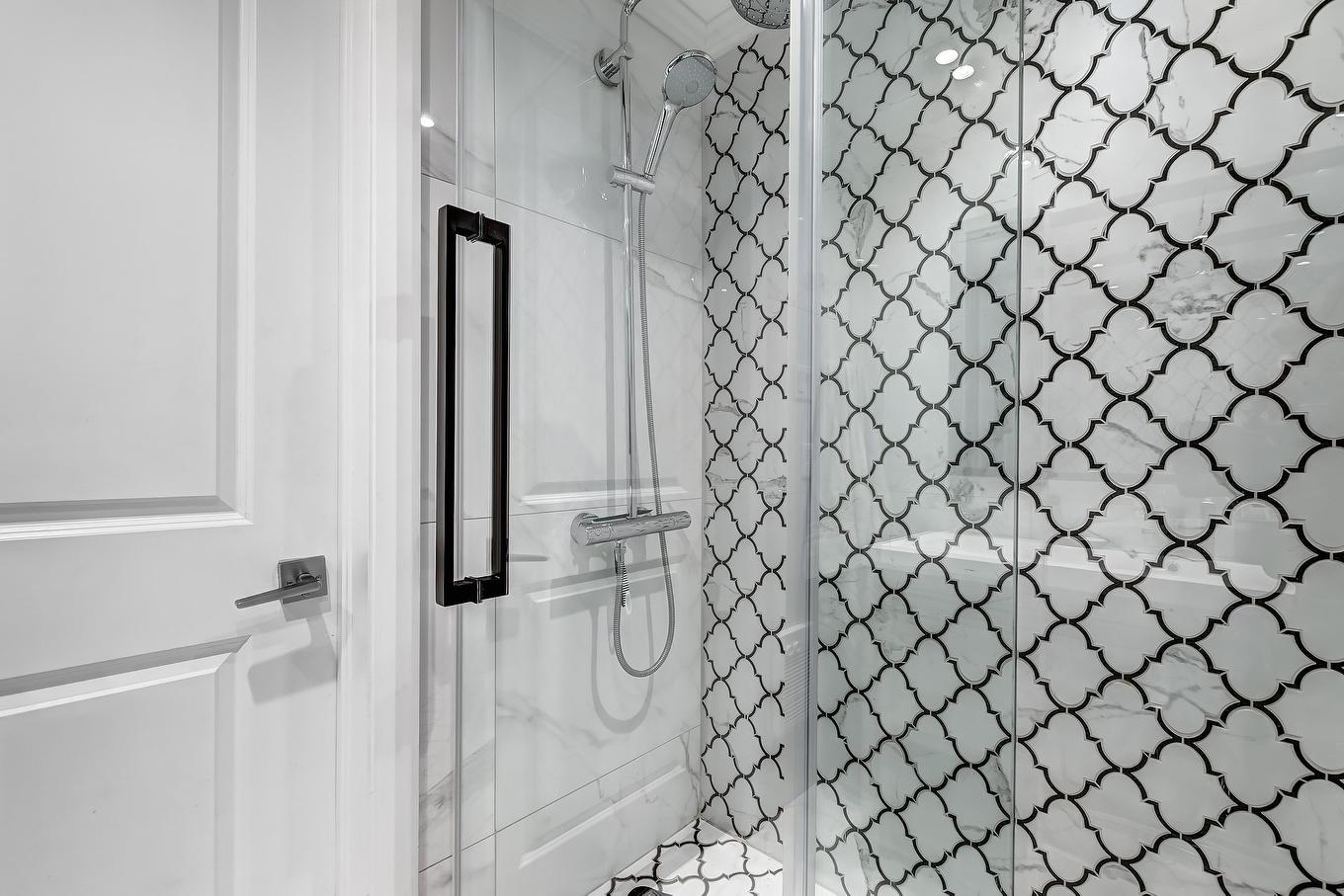 Salle de bains attenante à la CCP - 905-5790 Av. Rembrandt, Côte-Saint-Luc, QC - Indoor Photo Showing Bathroom