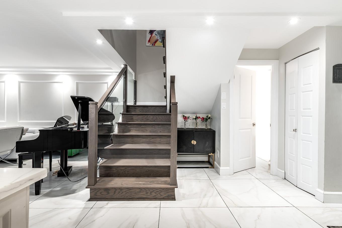 Escalier - 905-5790 Av. Rembrandt, Côte-Saint-Luc, QC - Indoor Photo Showing Other Room