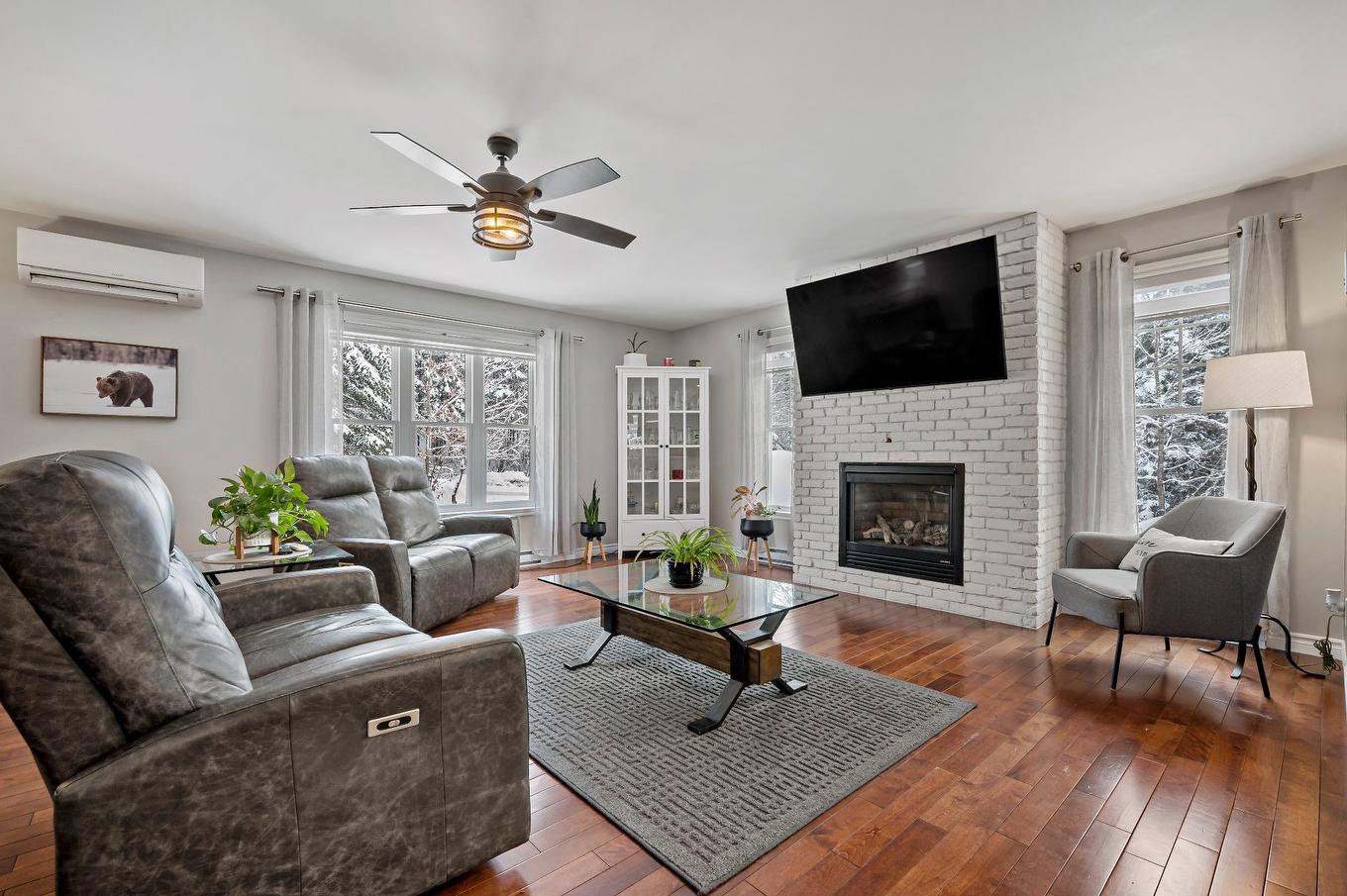 Salon - 79 Ch. De La Baie, Mont-Blanc, QC - Indoor Photo Showing Living Room With Fireplace