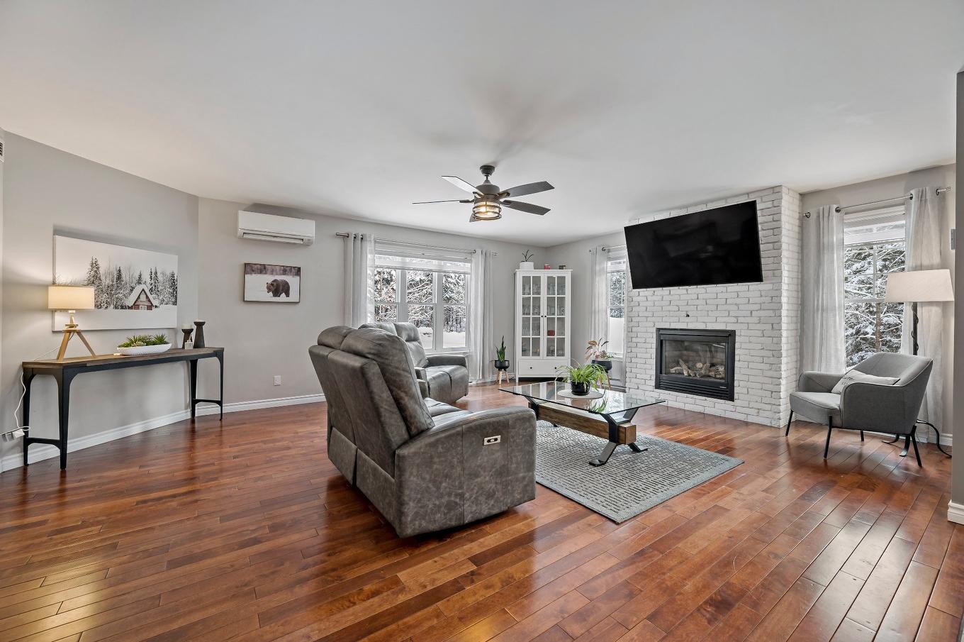 Salon - 79 Ch. De La Baie, Mont-Blanc, QC - Indoor Photo Showing Living Room With Fireplace
