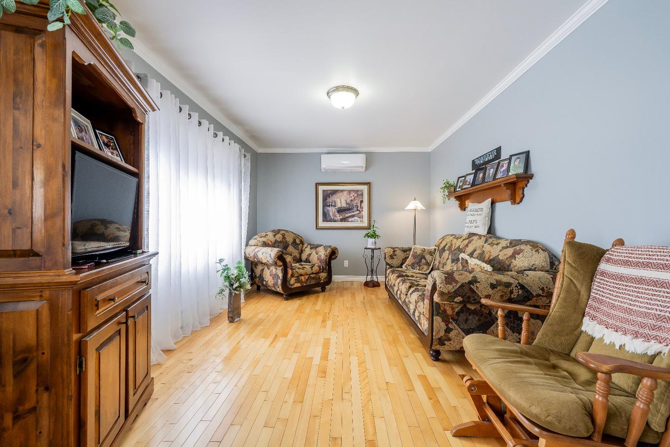 Living room - 480 Ch. Des Caps, Les Îles-De-La-Madeleine, QC - Indoor Photo Showing Living Room