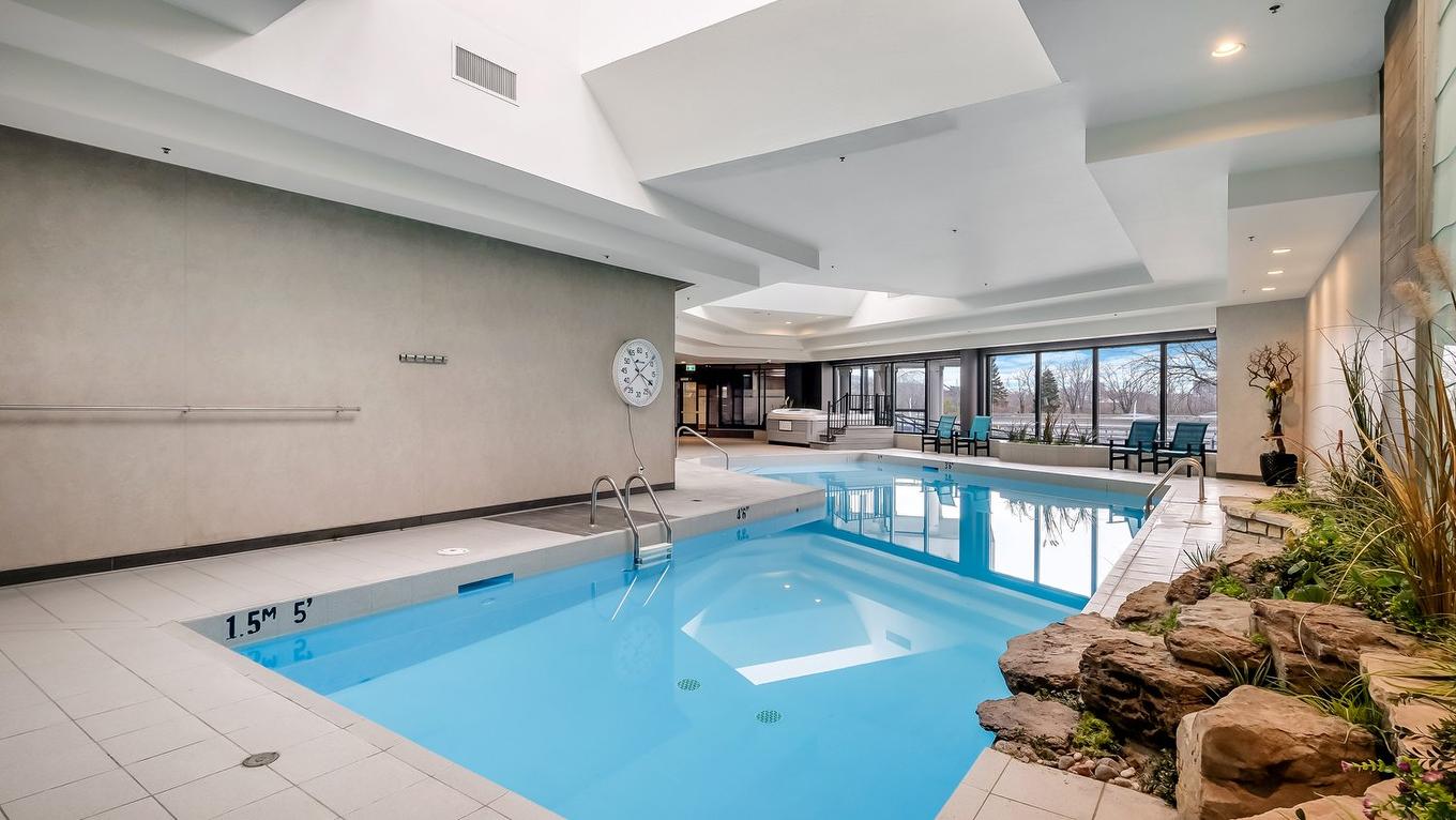Piscine - 1507-70 Rue De La Barre, Longueuil (Le Vieux-Longueuil), QC - Indoor Photo Showing Other Room With In Ground Pool