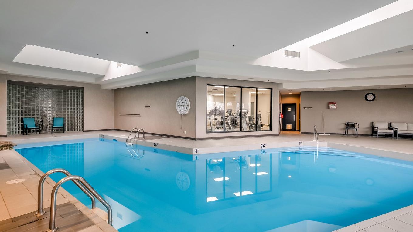 Piscine - 1507-70 Rue De La Barre, Longueuil (Le Vieux-Longueuil), QC - Indoor Photo Showing Other Room With In Ground Pool