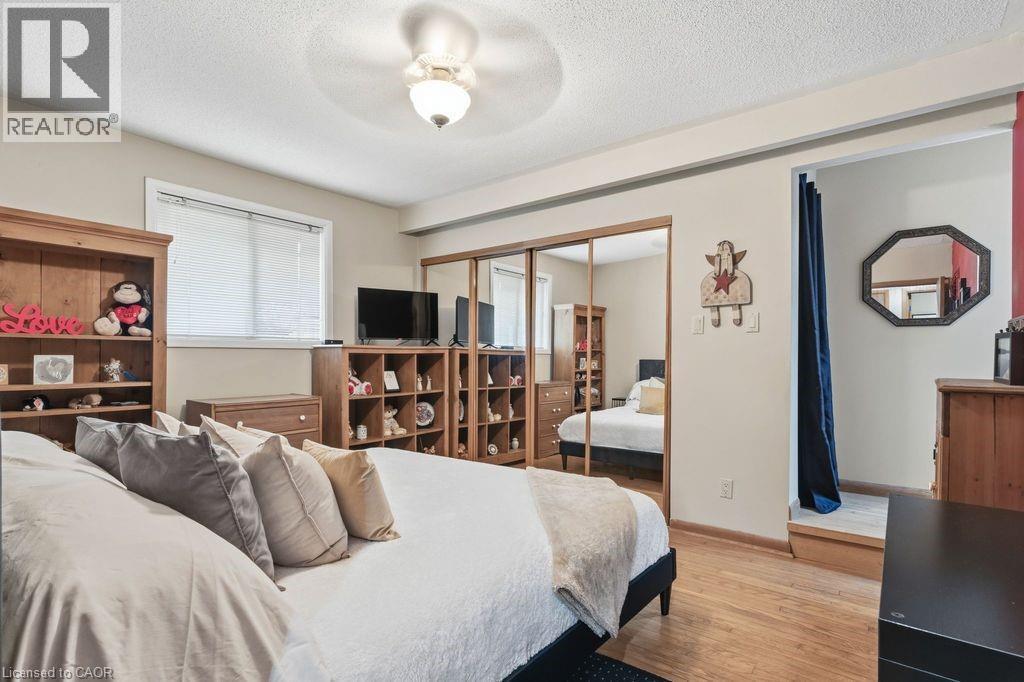 5119 Cherryhill Crescent, Burlington, ON - Indoor Photo Showing Bedroom