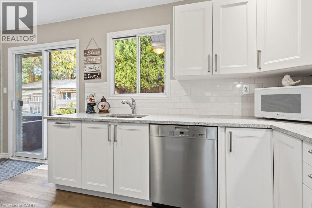 5119 Cherryhill Crescent, Burlington, ON - Indoor Photo Showing Kitchen