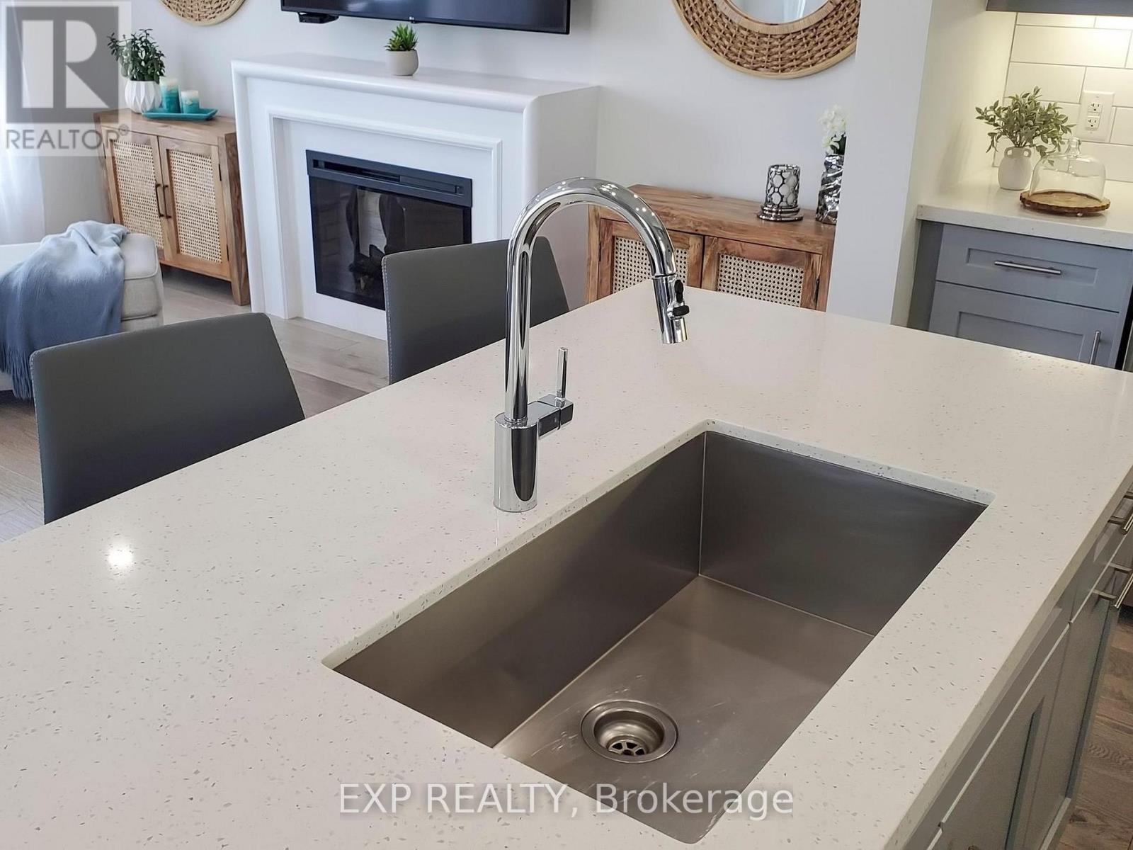 58 Elkington Crescent, Whitby, ON - Indoor Photo Showing Kitchen