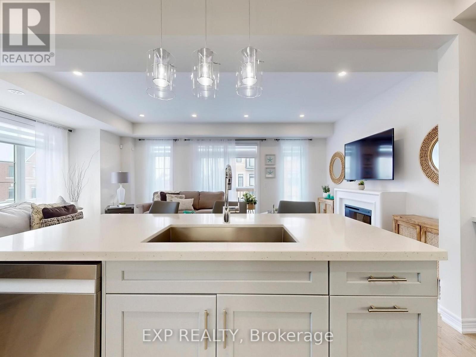 58 Elkington Crescent, Whitby, ON - Indoor Photo Showing Kitchen With Upgraded Kitchen