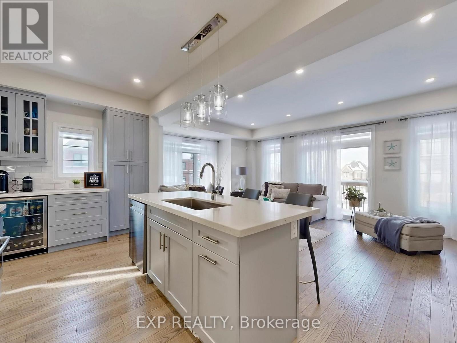 58 Elkington Crescent, Whitby, ON - Indoor Photo Showing Kitchen With Upgraded Kitchen
