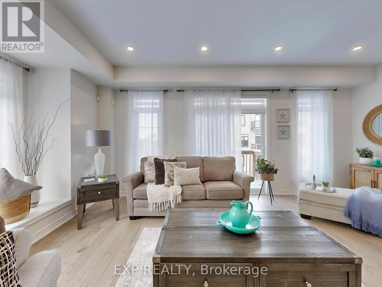 58 Elkington Crescent, Whitby, ON - Indoor Photo Showing Living Room