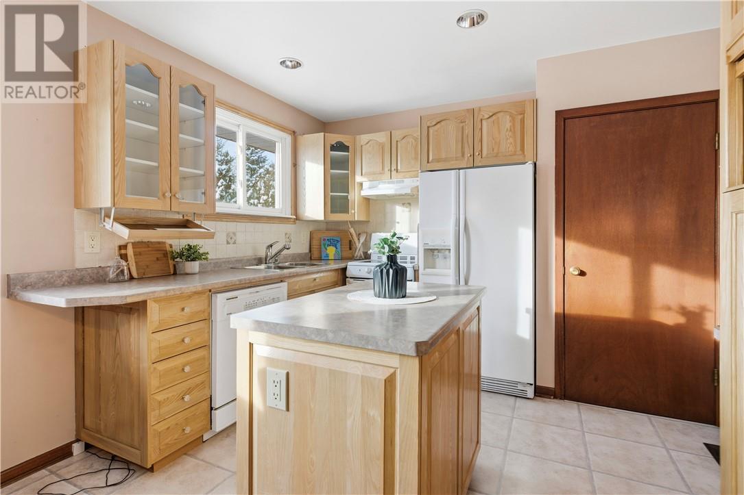 2737 Rockwood Drive, Sudbury, ON - Indoor Photo Showing Kitchen With Double Sink