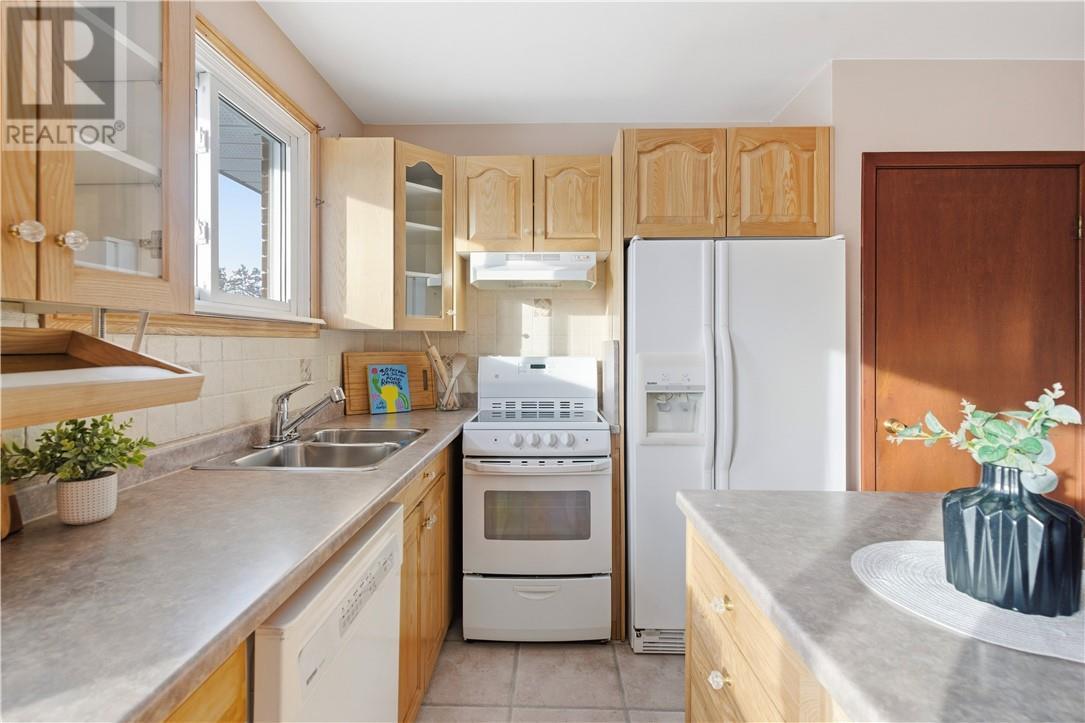 2737 Rockwood Drive, Sudbury, ON - Indoor Photo Showing Kitchen With Double Sink
