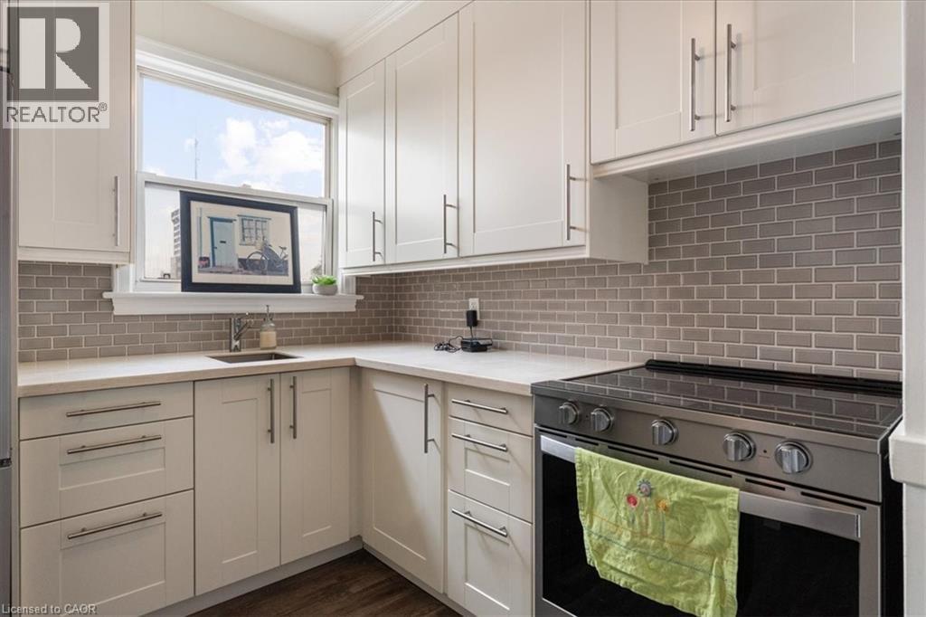 5 East 36Th Street Unit# 412B, Hamilton, ON - Indoor Photo Showing Kitchen With Upgraded Kitchen