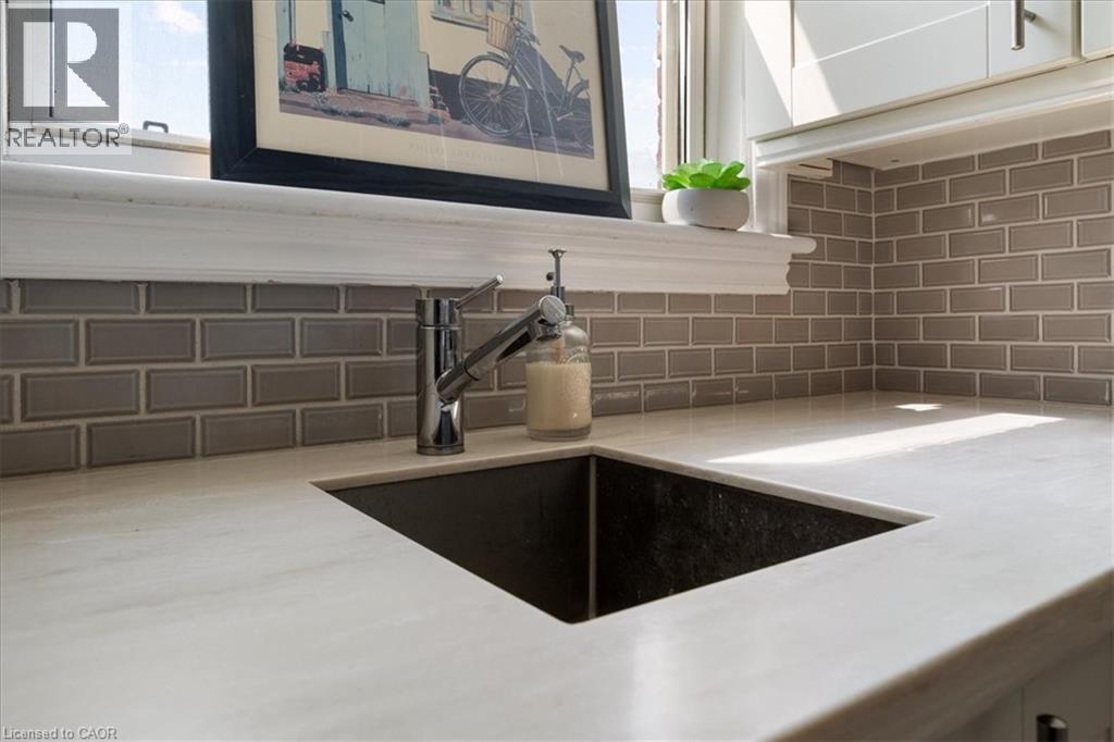 5 East 36Th Street Unit# 412B, Hamilton, ON - Indoor Photo Showing Kitchen