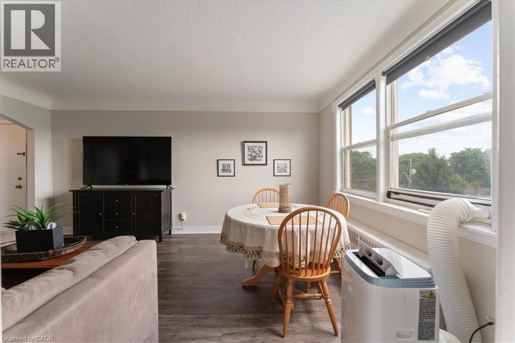 5 East 36Th Street Unit# 412B, Hamilton, ON - Indoor Photo Showing Living Room