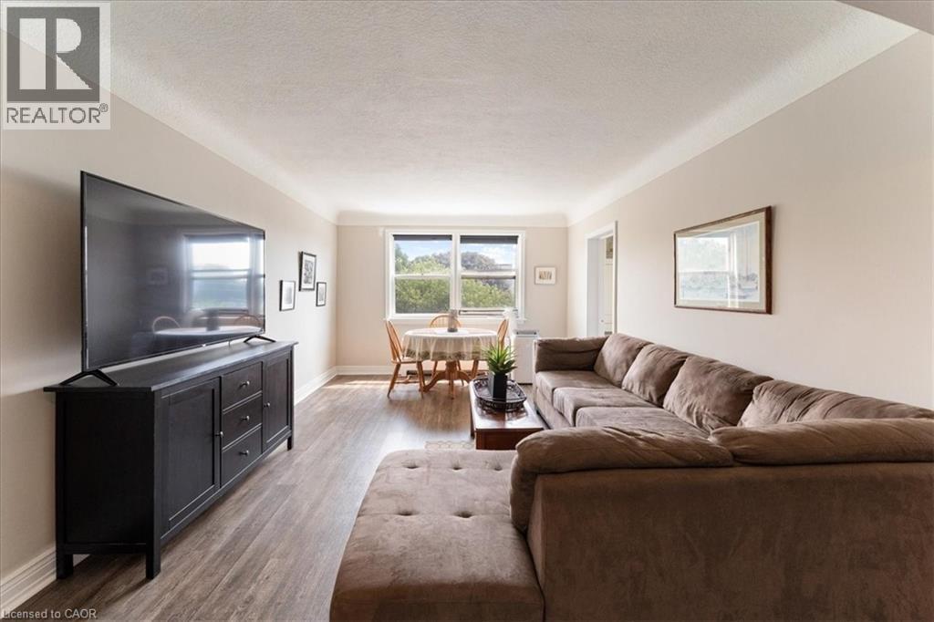 5 East 36Th Street Unit# 412B, Hamilton, ON - Indoor Photo Showing Living Room