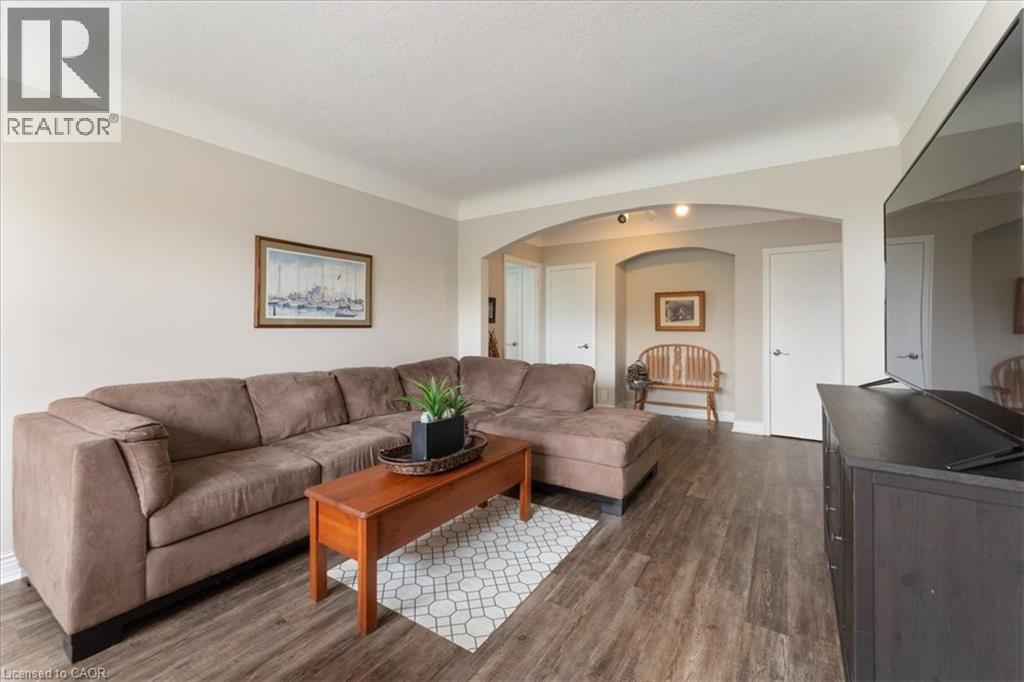 5 East 36Th Street Unit# 412B, Hamilton, ON - Indoor Photo Showing Living Room