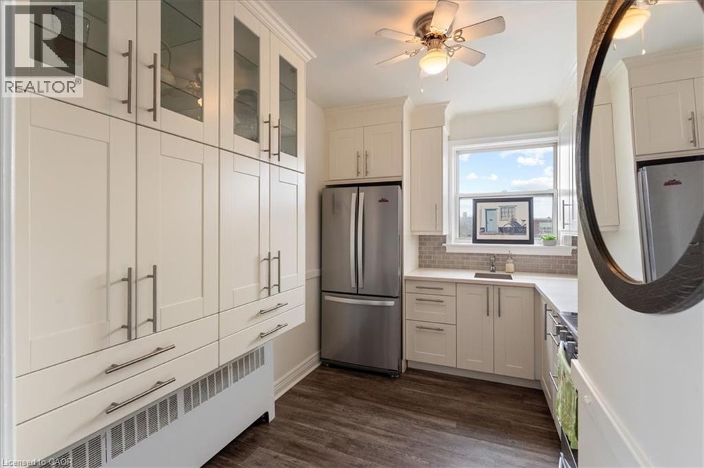 5 East 36Th Street Unit# 412B, Hamilton, ON - Indoor Photo Showing Kitchen With Stainless Steel Kitchen