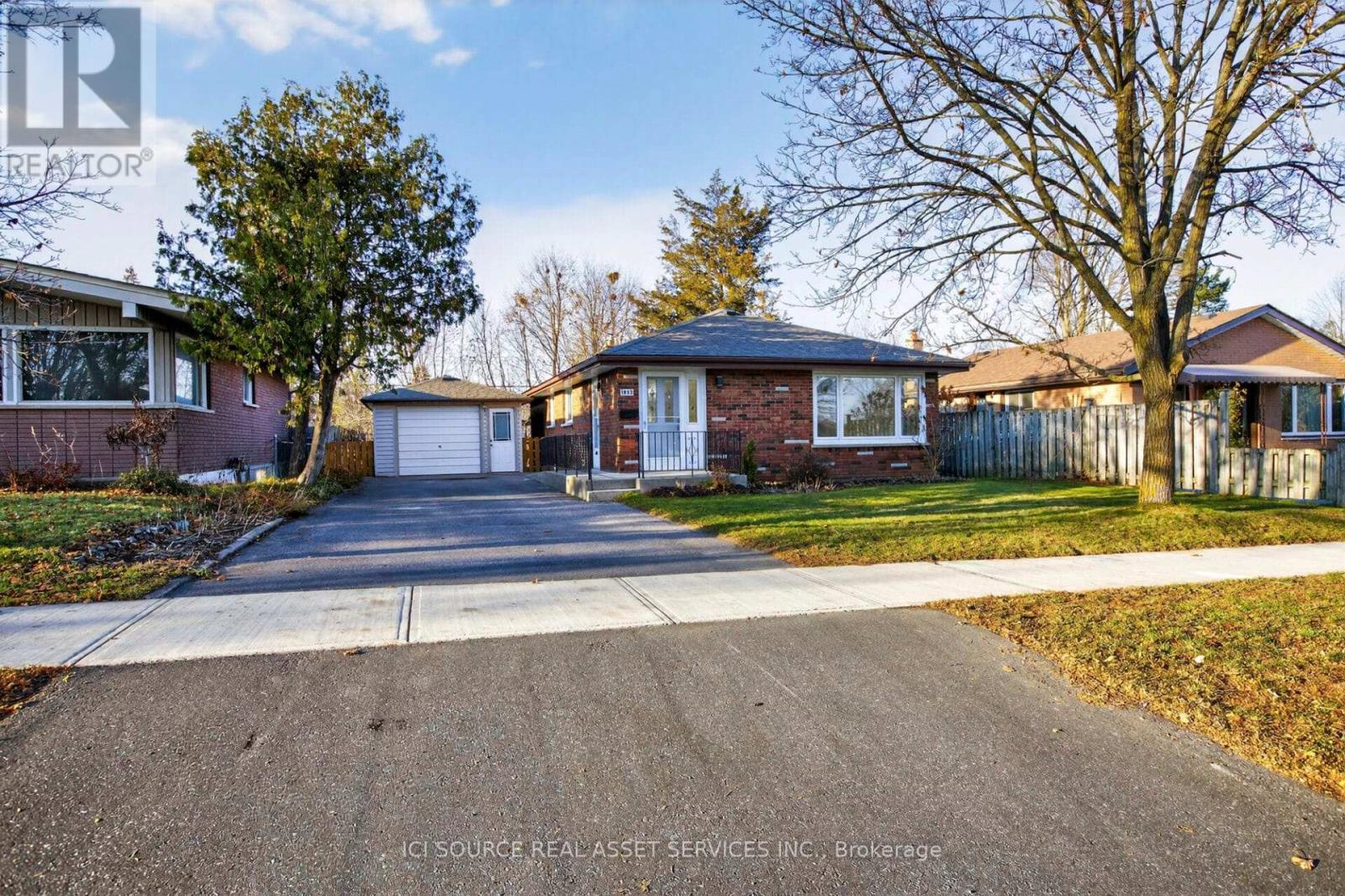 1092 Glendale Drive, Peterborough, ON - Outdoor With Facade