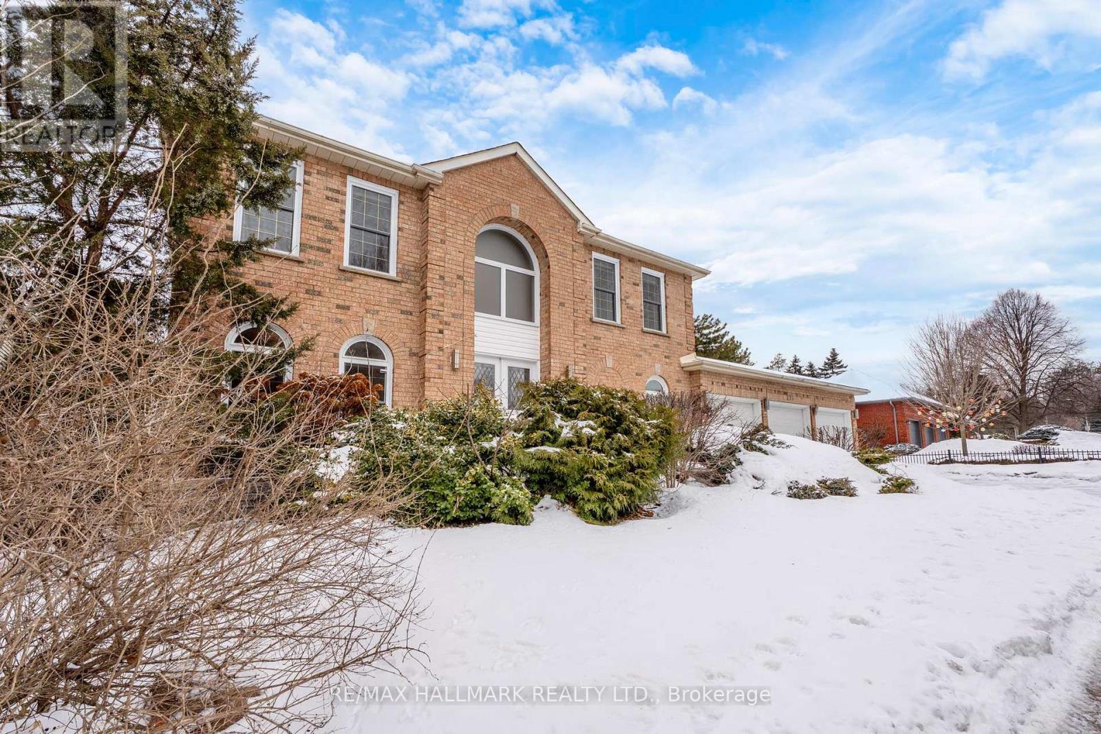 235 Kemano Road, Aurora, ON - Outdoor
