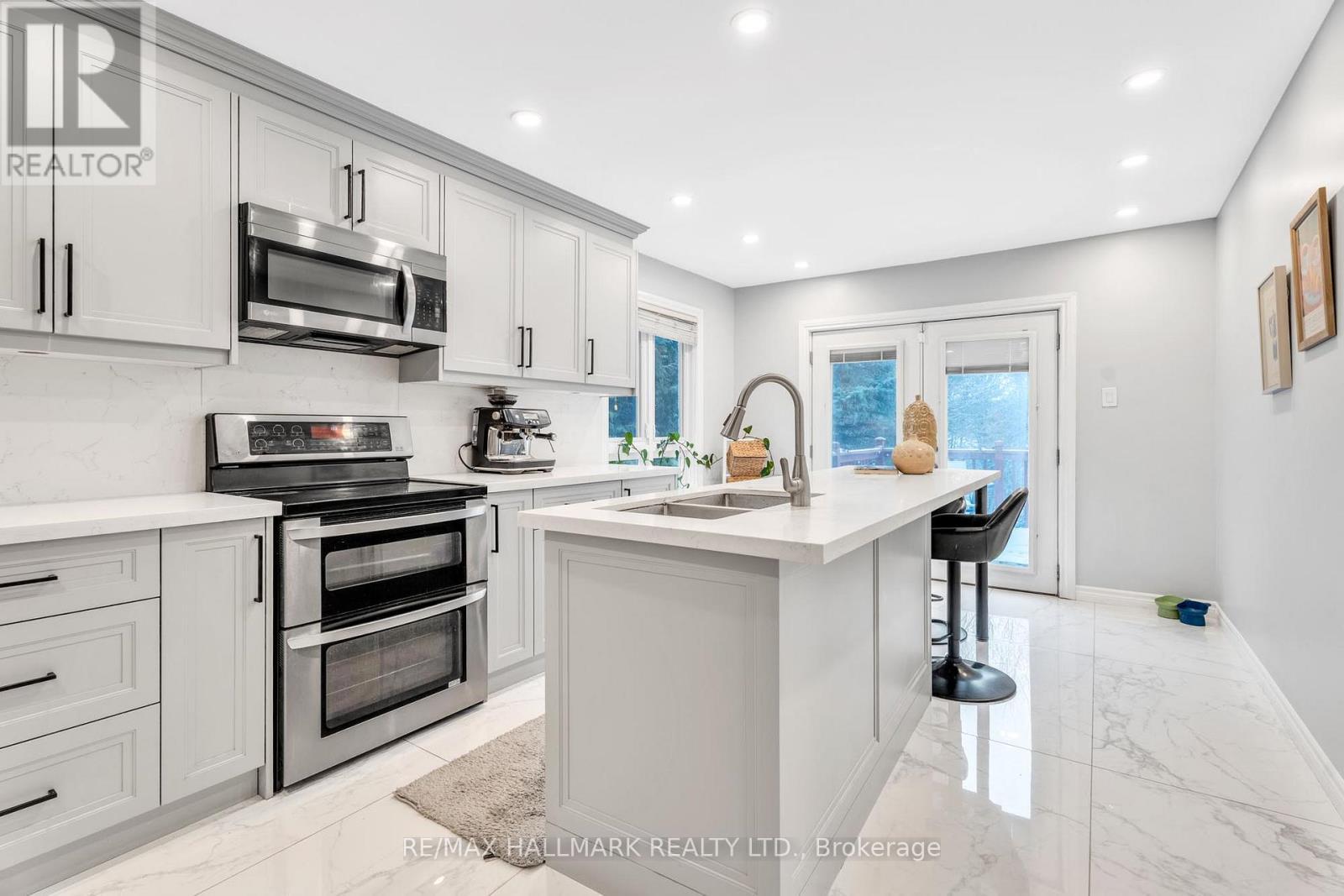 235 Kemano Road, Aurora, ON - Indoor Photo Showing Kitchen With Double Sink With Upgraded Kitchen