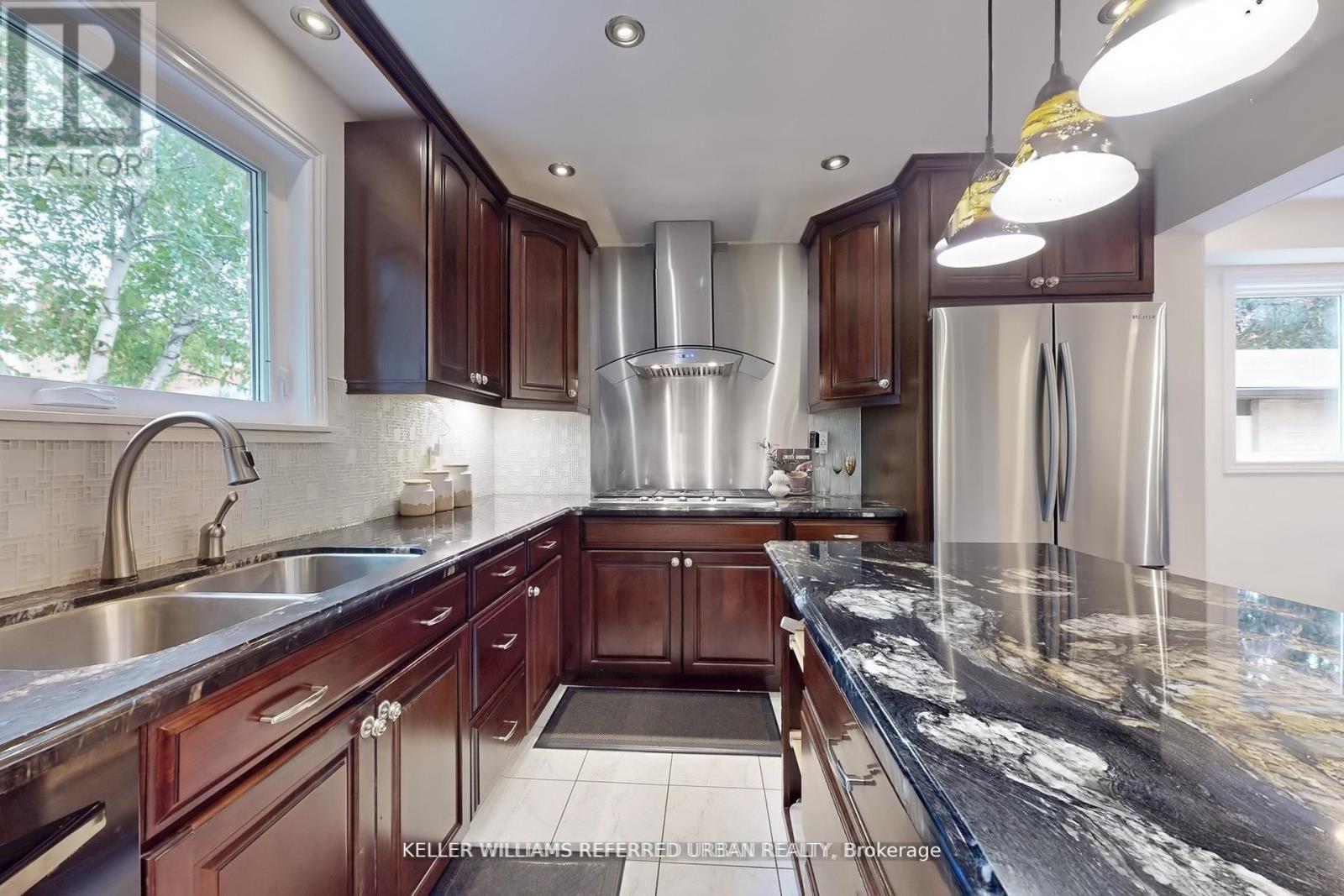 158 Walton Drive, Aurora, ON - Indoor Photo Showing Kitchen With Double Sink With Upgraded Kitchen