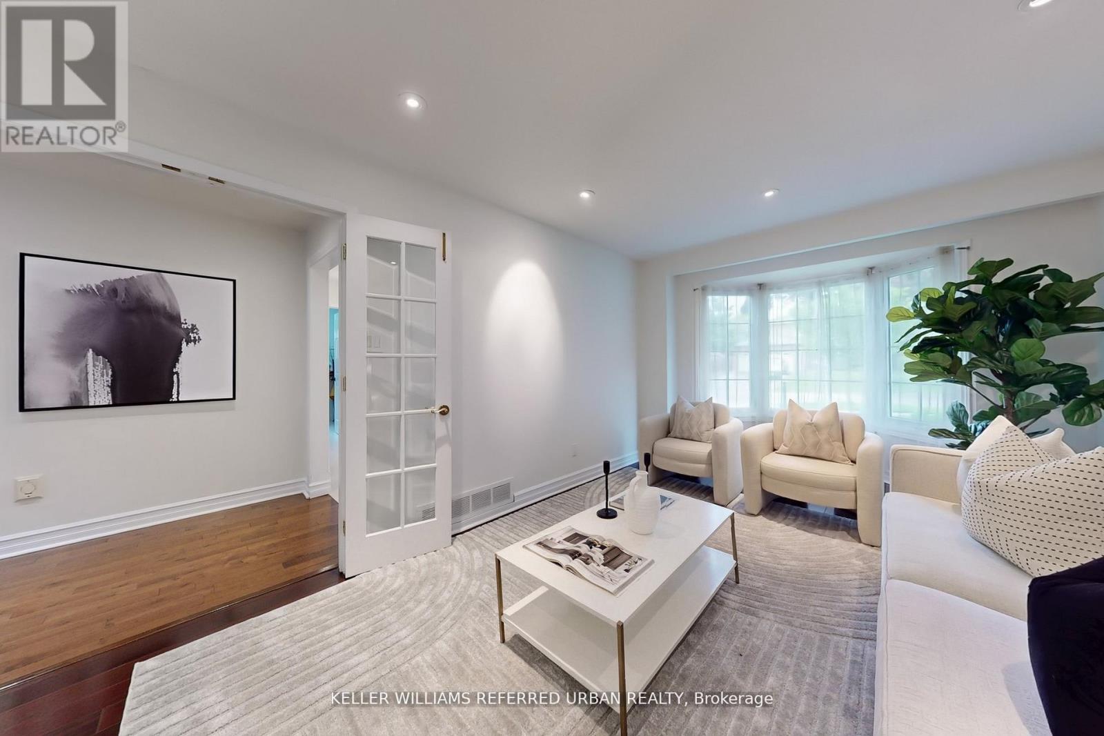 158 Walton Drive, Aurora, ON - Indoor Photo Showing Living Room