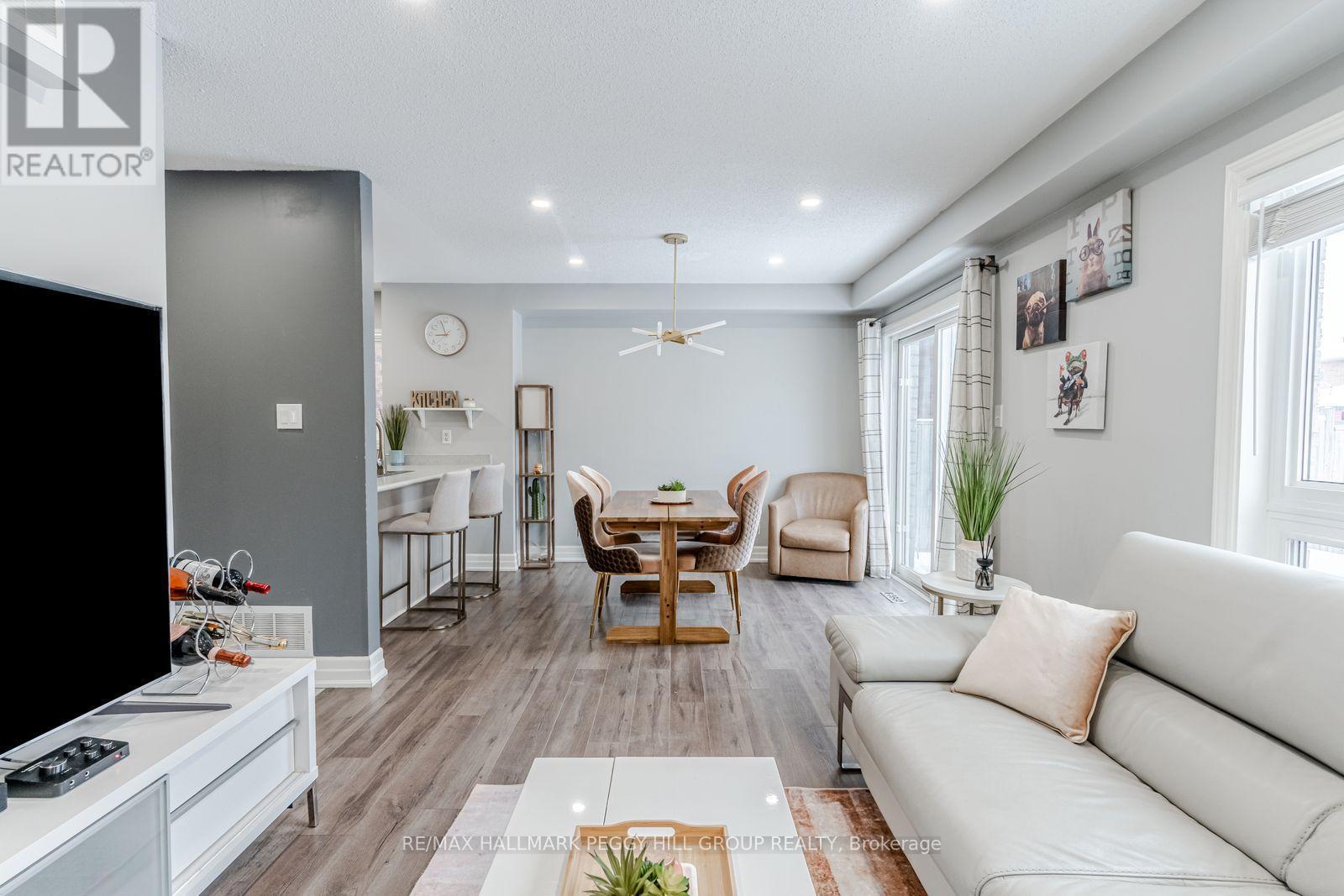34 Coronation Parkway, Barrie, ON - Indoor Photo Showing Living Room